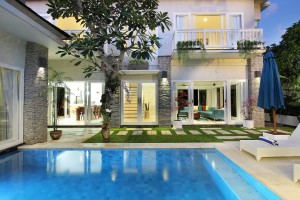 http://villaalun.com/wp-content/uploads/11-Pool-and-lounge-and-side-of-master-room1-300x200.jpg